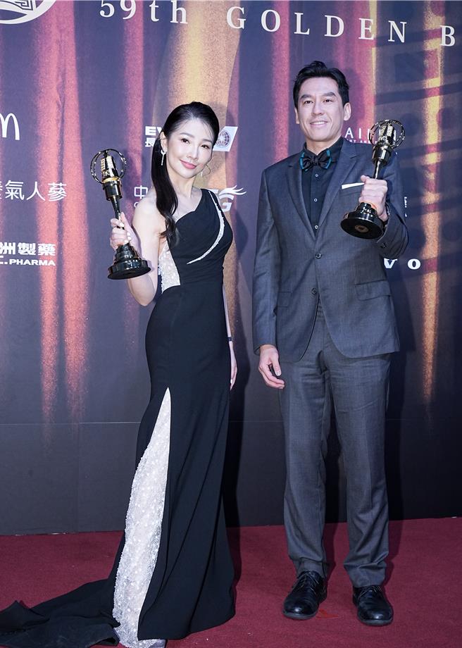 林书炜（左）、黄暐瀚开心一起领「电臺品牌行销创新奖」。（罗永铭摄）