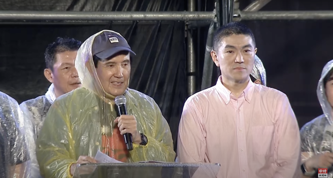 前總統馬英九晚間赴基隆出席「護樑晚會」，他在現場強調這次罷免案不緊要投不同意票，甚至還要謝國樑繼續連任當市長，直呼「不連任，我揍你一頓」。（取自中時新聞網直播）