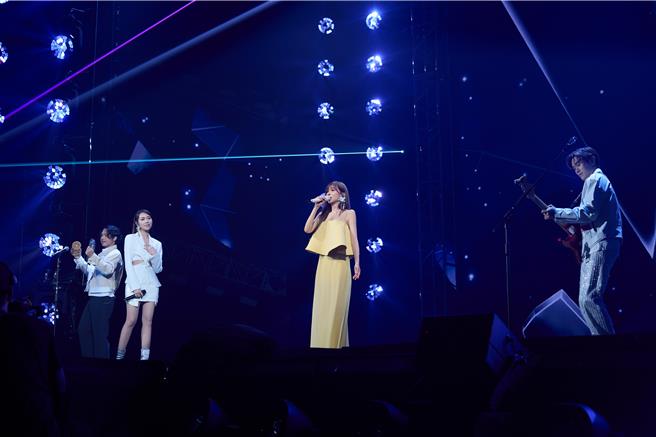 王心凌12日在台北小巨蛋嗨唱，邀来「告五人」担任嘉宾对唱。（天晴娱乐／宽宏艺术提供）