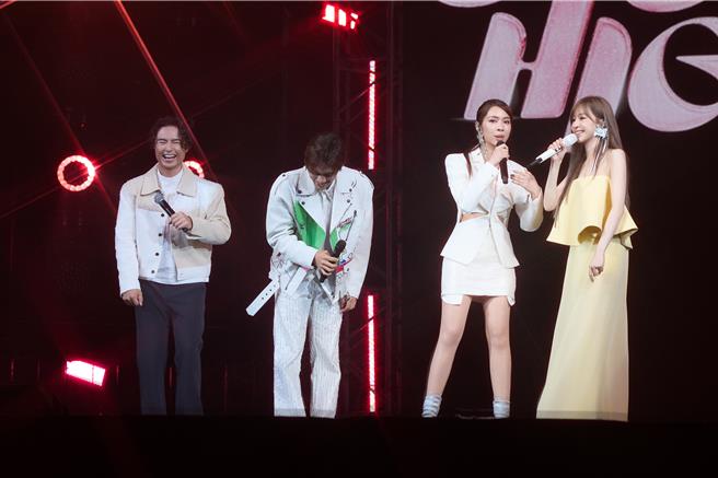 王心凌12日在台北小巨蛋嗨唱，邀来「告五人」担任嘉宾对唱。（天晴娱乐／宽宏艺术提供）