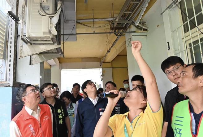 行政院长卓荣泰12日前往高雄前镇国小了解山陀儿颱风造成的严重损坏情况。图／行政院提供