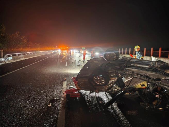 國道3號南下266.8公里處雲林段12日晚間10點30分許，發生廂型車與自小客車追撞事故，2人無生命跡象，5人輕重傷，送醫急救中。（民眾提供／張朝欣雲林傳真）