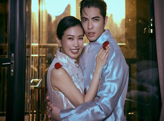 蕭敬騰婚禮前甜摟愛妻發聲道歉。（圖／臉書 蕭敬騰 Jam Hsiao）