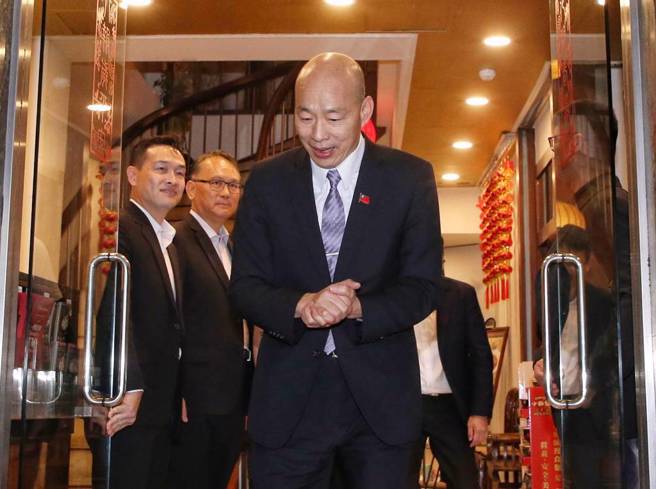 立法院长韩国瑜11日邀请朝野立院党团干部与行政院长卓荣泰在立法院旁的点水楼餐厅吃「和解饭」，协调总预算卡关问题，经一个半小时餐叙后，韩国瑜（前）步出餐厅。（资料照/赵双杰摄）
