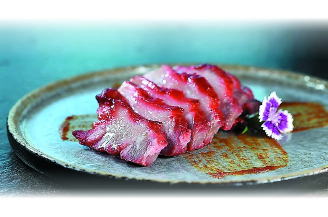 〈红枣苹果酱佐叉烧〉的红酱，是用红枣、苹果、柠檬汁与冰糖熬制，可用来为蜜汁叉烧提味，也可以当麵包抹酱或泡茶。图／姚舜