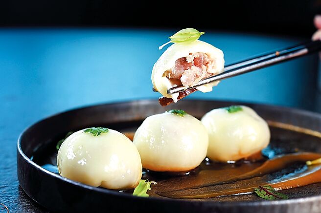 〈红玉枣香小肉圆〉的肉圆口感软糯，内馅是红枣、竹笋、香菇、开阳、干贝丝、绞肉，并以葱油、香菜提味。图／姚舜