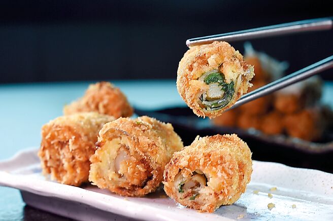 「鸣门卷」是指漩涡状的纹路，〈秋刀鱼鸣门卷〉是以腌渍秋刀鱼切片后，抹上紫苏梅酱汁再卷入紫苏叶及日本淮山后炸至金黄，花纹如漩涡。图／姚舜