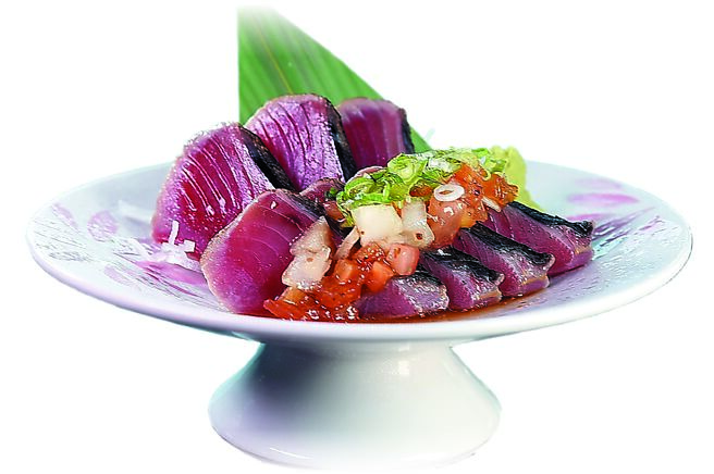 〈鲣鱼半敲烧〉是将台湾正鲣表面炙烧后，淋上充满柚香的日式和风酱，再撒上洋葱丁、九层塔碎及葱花提味。图／姚舜