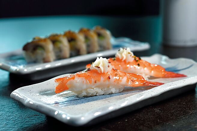 〈飨 A Joy〉秋季新菜〈百合根海老握寿司〉，用了百合根泥与红藜为鲜虾握寿司增加风味与口感。图／姚舜