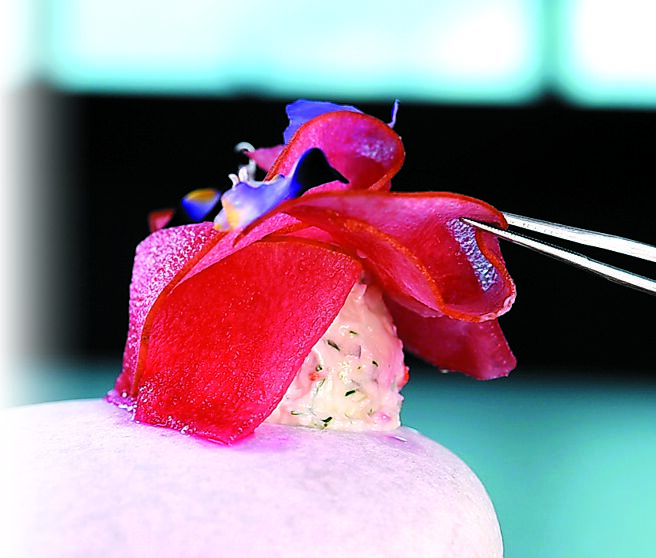 〈甜莓甘露梨佐帝王蟹乳酪沙拉〉的红色甘露梨薄片，覆盖在用帝王蟹脚、十胜奶油乳酪制作的沙拉上，即使是五星饭店自助餐厅也不会出现这种北欧风佳肴。图／姚舜