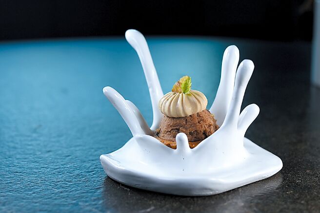 〈黑糖栗子塔〉是以〈糖炒栗子〉发想，将黑糖炒香后制成香缇奶油，再将栗子泥搭配甘栗仁取代的糖渍栗子，将台湾的甜美与法式的浪漫融合。图／姚舜