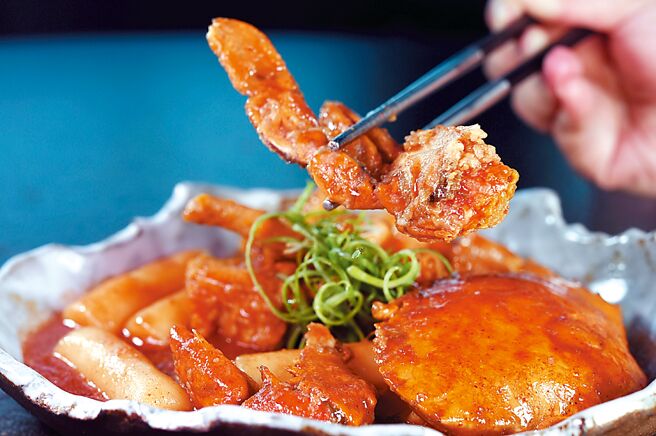 〈红蟳虾膏煨年糕〉所用的红蟳，蟹膏饱满、吃来过瘾。图／姚舜