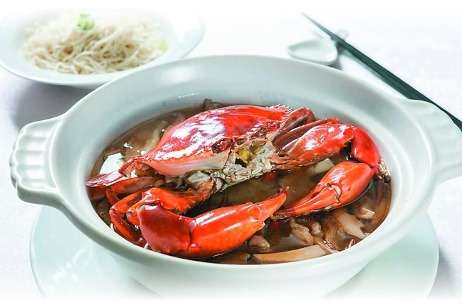 北投大地酒店〈奇岩一號〉的〈麻香大沙公〉，是將沙公與老薑、麻油一起熬煮，為暖胃補身的蟹餚。圖／業者提供