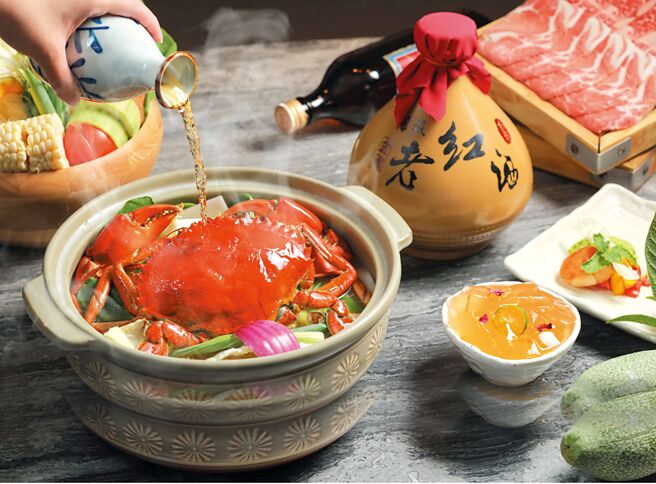 礁溪晶泉丰旅的〈金雞老紅酒沙公火鍋〉，湯頭是在昆布湯中加了宜蘭百年酒廠的「金雞老紅酒」熬煮，除沙公外，可搭配的涮料還有日本國產牛肋眼、美國頂級無骨牛小排、西班牙伊比利豬等高級肉品。圖／業者提供