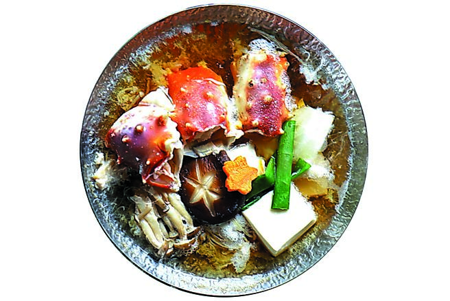 台北老爺〈中山〉日本料理廳推出〈鱈場蟹美味高湯鍋〉，蟹肉結實飽滿且吸收湯汁的風味，滿足口腹之慾。圖／業者提供