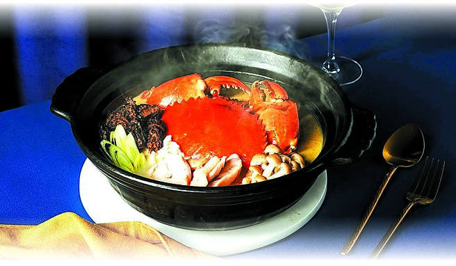 台北W飯店〈紫艷〉中餐廳營運主廚郭偉雄研發的〈羊肚菌鳳脂肥蟹鍋〉，靈感源自法式傳統菜色〈羊肚菌春雞〉。圖／業者提供