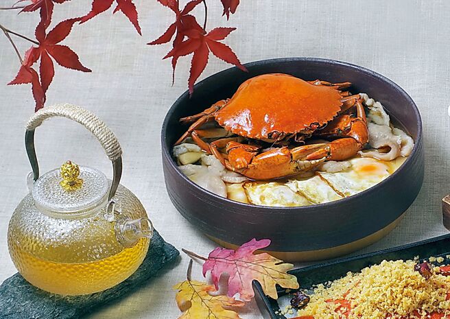 台北花園大酒店的〈麻油荷包煨沙公〉，取麻油加入薑片煸炒後，再依序加入麻油、沙公、米酒、枸杞、松阪豬及荷包蛋一同燜煮，蟹肉充分融入厚醇麻油香氣，充滿濃濃古早味。圖／業者提供