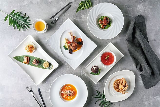 W飯店〈紫艷〉中餐廳首度推出「秋季菇蟹個人套餐」，十道菜中的蟹餚有〈香煎蟹肉花枝餅〉、〈金湯浸松葉蟹鉗〉，以及〈黑松露軟殼蟹野菌炒飯〉。圖／業者提供