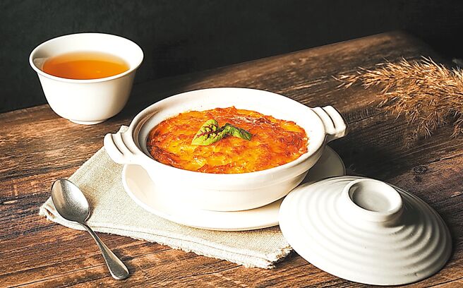 W飯店〈紫艷〉中餐廳的〈金湯鱈場蟹肉焗白菜〉，焗烤起司下是金黃色南瓜湯， 湯內是蒸熟的鱈場蟹肉。圖／業者提供