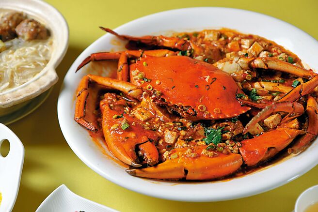 台北老爺〈明宮〉粵菜廳的〈麻婆豆腐沙公〉，上桌香味四溢，麻婆豆腐醬汁亦融入了蟹汁，是一開胃下飯的蟹餚。圖／業者提供