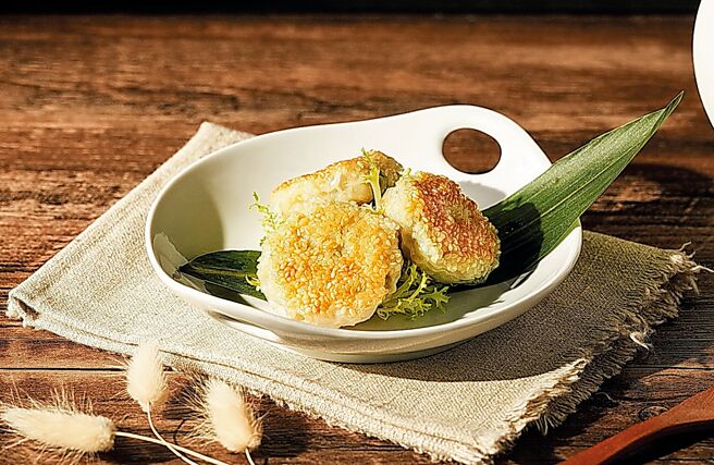 W飯店〈紫艷〉中餐廳的〈香煎蟹肉花枝餅〉，除內含新鮮蟹肉並加了香菜和青蔥提鮮、以馬蹄創造爽脆口感，香煎後外層酥脆、內裡Q彈鮮嫩。圖／業者提供