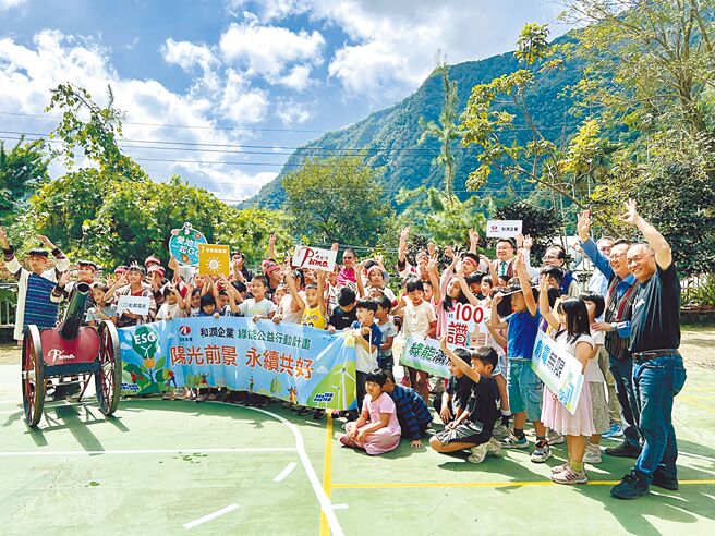 各界貴賓共同鳴響泰雅傳統竹炮，為文化公益合作揭開序幕。圖／和潤企業提供