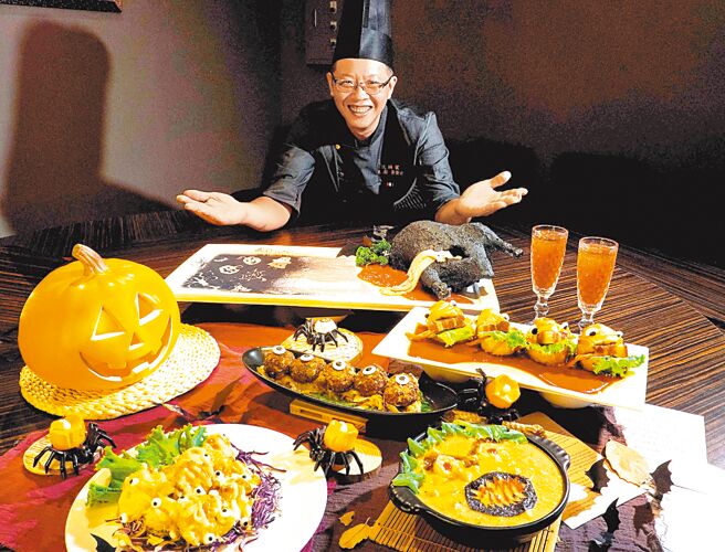 范头家客家餐厅机捷特店主厨黄登科与客家萌鬼餐点合照。图／范头家客家餐厅机捷特店提供