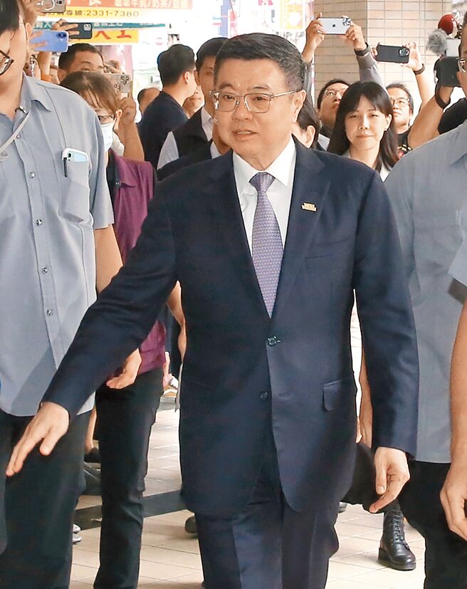 针对总预算卡关问题，立法院长韩国瑜与行政院长卓荣泰（见图）联手作东，11日邀请朝野立院党团干部吃「和解饭」，却仍无具体解决方案。（赵双杰摄）