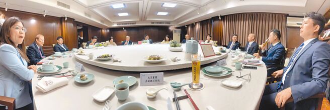 立法院长韩国瑜（右三）11日邀请朝野党团干部与行政院长卓荣泰（右四），在点水楼吃「和解饭」。（立委吴春城提供／陈薏云台北传真）