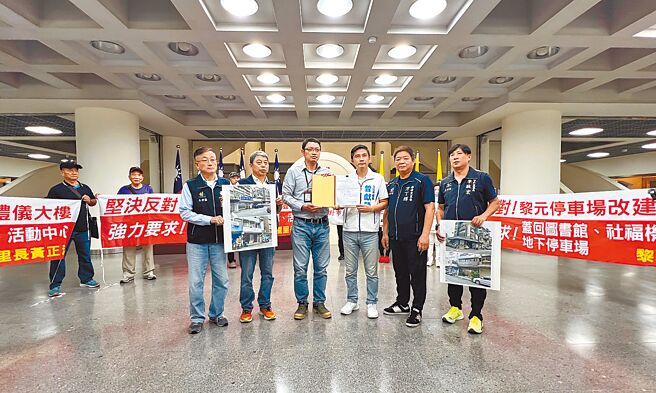 台北市政府欲將黎元停車場改建為禮儀大樓，地方民眾強烈反對，周邊的4名里長在當地國民黨議員曾獻瑩（右三）的陪同下，11日在台北市議會大廳拉布條抗議。（丁上程攝）