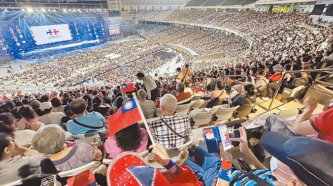 国庆晚会5日在台北大巨蛋举办，是大巨蛋首场非体育性赛事的大型活动，据北市观传局统计，活动带动周边商圈人潮增加3成，餐饮业绩提升超过2成，旅宿业更是多间出现客满的情况。（本报资料照片）