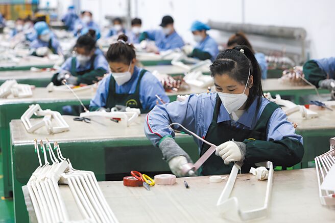 台北政经学院基金会举办的「亚洲角度与声音：美中紧张下的地缘政治结果」论坛11日登场；有学者认为，美中贸易战中，美国想孤立中国的目标反而适得其反。图为黑龙江一电子工厂。（新华社）