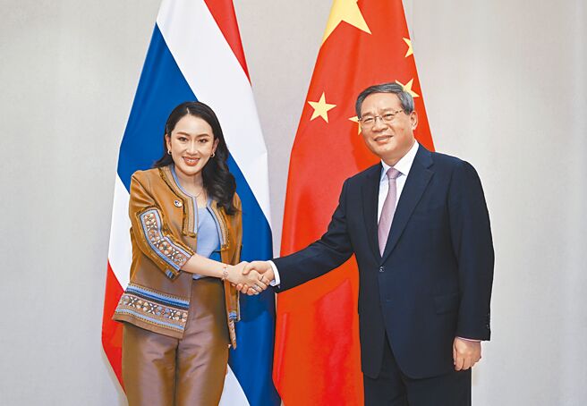 大陸國務院總理李強（右）會見泰國總理貝東丹。（新華社）