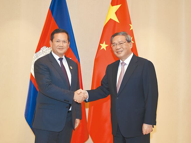 大陸國務院總理李強（右）會見柬埔寨首相洪馬內。（新華社）