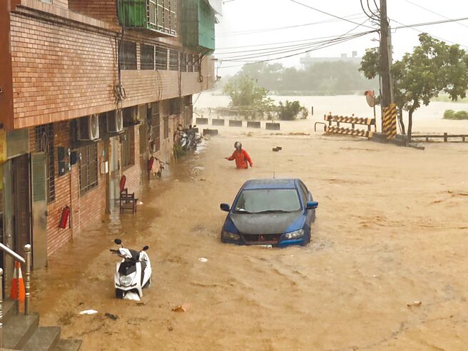 山陀兒颱風對北海岸地區造成嚴重災情，新北市議員鄭宇恩呼籲新北市府比照高雄補助泡水車；圖為金山區民眾泡水的汽機車。（張鎧乙攝）