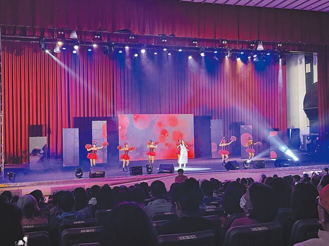 80歲百萬網紅「文平嫂」邀請演藝天后白冰冰率群星舉辦「真心相伴」敬老感恩演唱會。（潘虹恩攝）