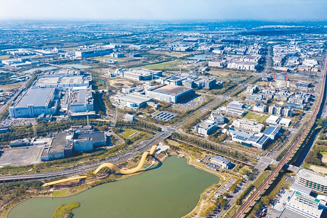 南科園區產值穩定成長，南科管理局預估2024年全年營業額可望突破2兆元歷史新高。（台南市政府提供／寶智華台南傳真）