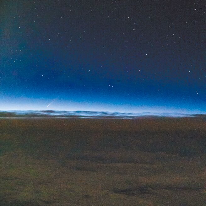 台南一中天文社指导老师顏鸿选在飞机上拍摄到「紫金山．阿特拉斯」彗星身影。（顏鸿选提供／曹婷婷台南传真）