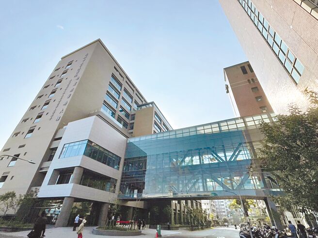 高市卫生局指出，高医经营小港医院缺乏急重症设置，处违约金5万元并限期改善。（洪靖宜摄）