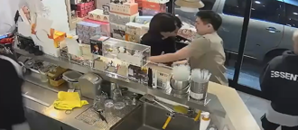 闖飲料店偷「超夯公仔」遭活逮 大安警揪異樣！住處抄出毒品慘了