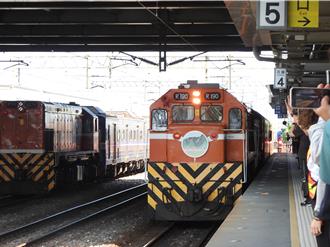 台鐵總統花車今花蓮首發 鐵道迷搶拍「移動博物館」