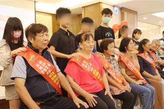 嘉義家扶表揚自強阿公、阿嬤 隔代教養辛酸感動全場