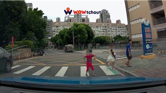 好可愛？三重萌童斑馬線上「手舞足蹈」笑翻網友 警方說話了