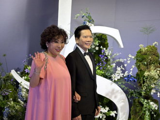 萧敬腾婚礼「龙五夫妇也来了」 向太曝乾儿子1缘分：从此叫我妈