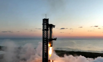 Space X星艦歷史創舉！「筷子」夾住返回的巨型火箭 