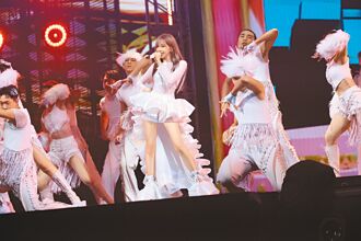 王心凌拿枪捣蛋 2前男友乖乖现身