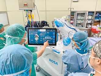 置換人工關節 8旬嬤展歡顏