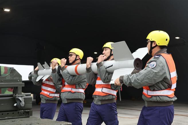 官兵合力實施潛力裝掛作業。（記者黃迪明攝）