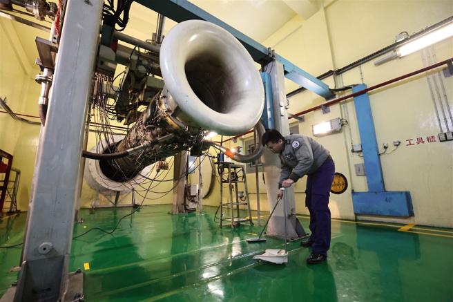 在發動機試車作業前，官兵進行FOD作業，以防異物捲入。
（記者黃迪明攝）