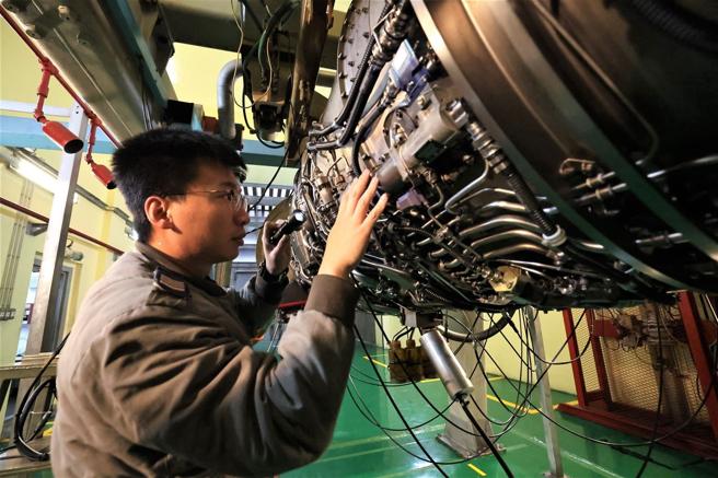 發動機試車作業前，官兵仔細檢查各項零附件。（記者黃迪明攝）